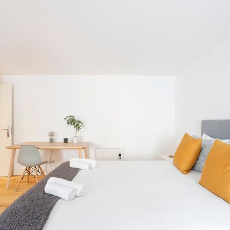 Suite In Cozy Apartment In Chiado In Shared House Lisbon Exterior photo