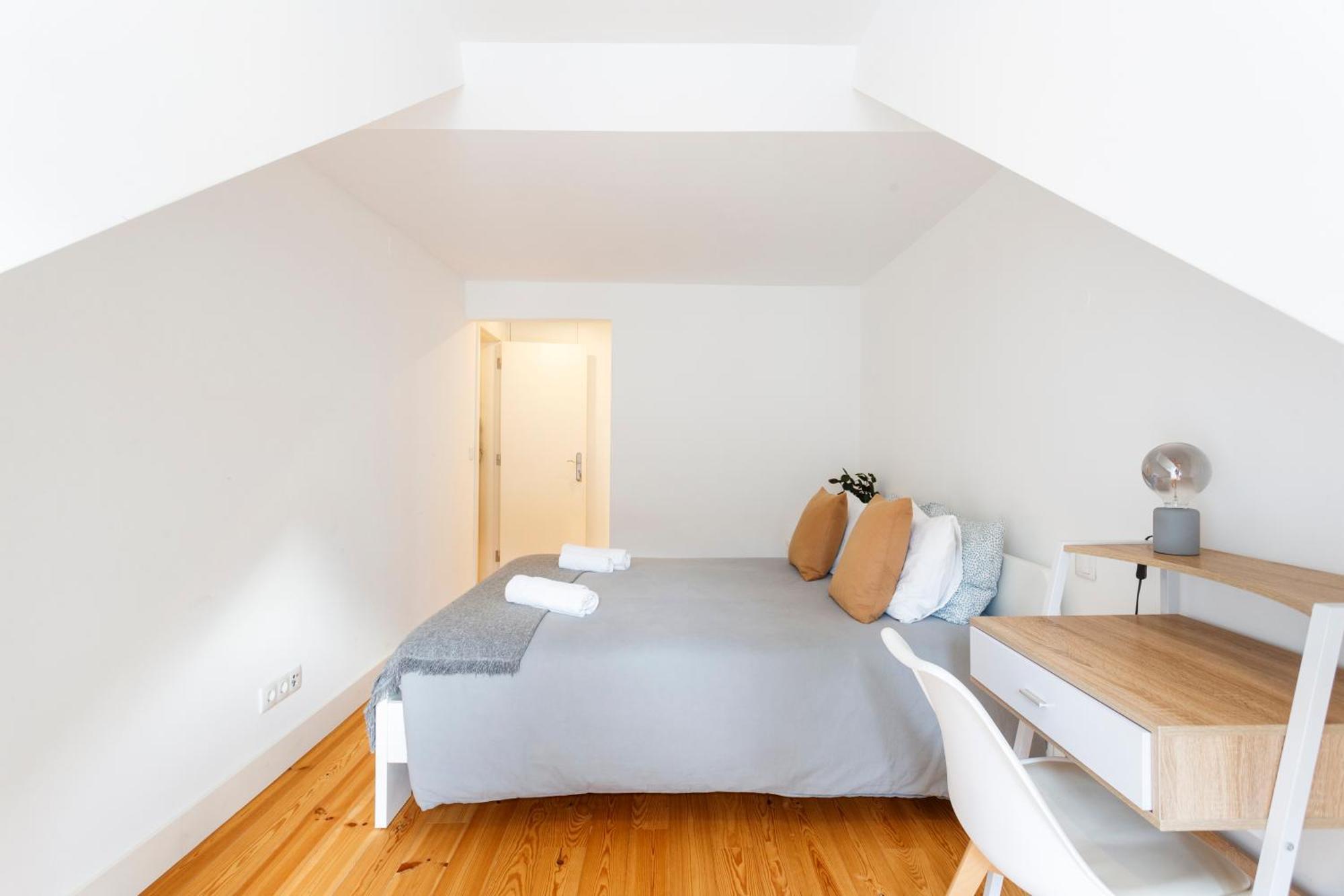 Suite In Cozy Apartment In Chiado In Shared House Lisbon Exterior photo