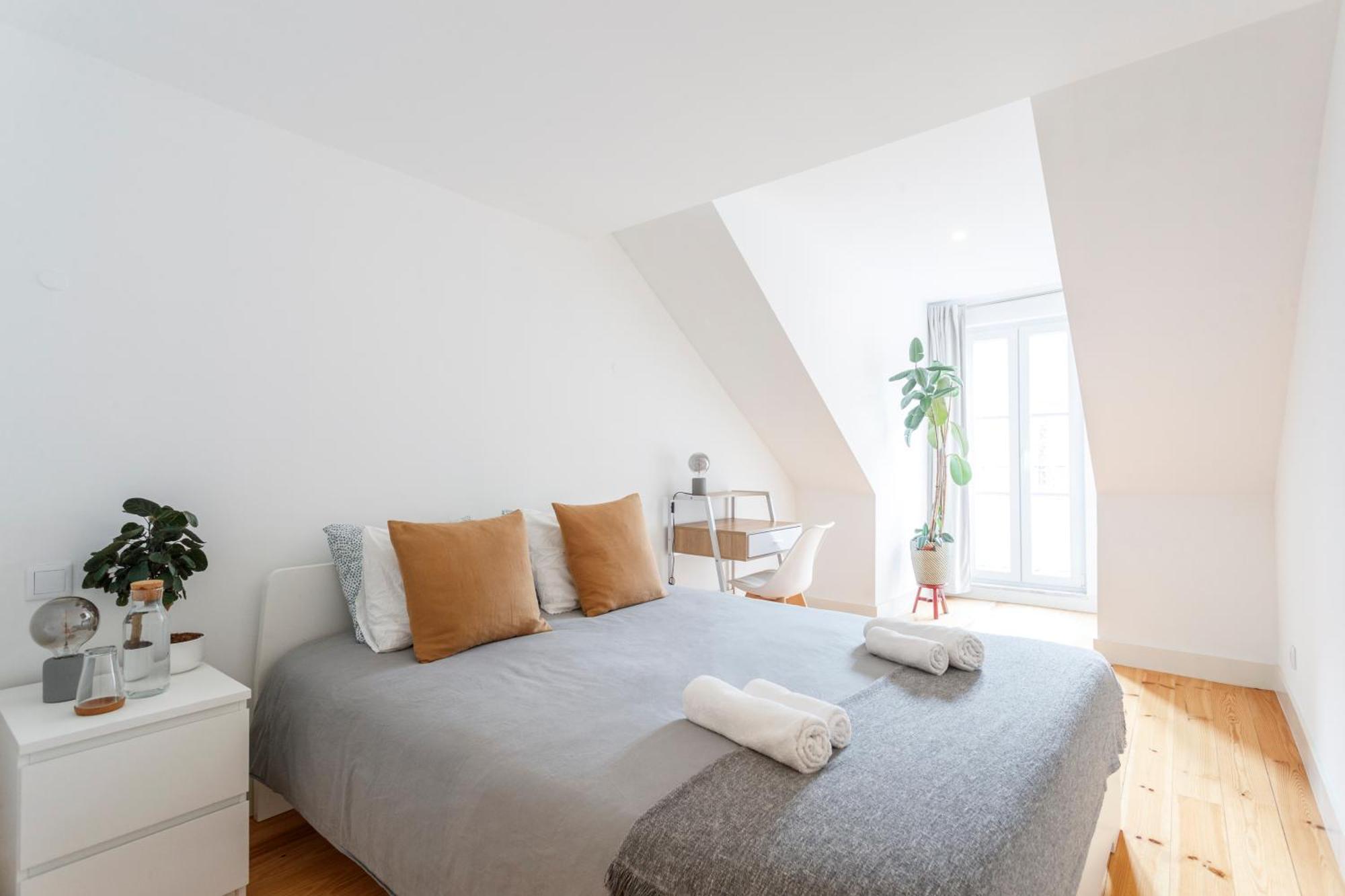 Suite In Cozy Apartment In Chiado In Shared House Lisbon Exterior photo