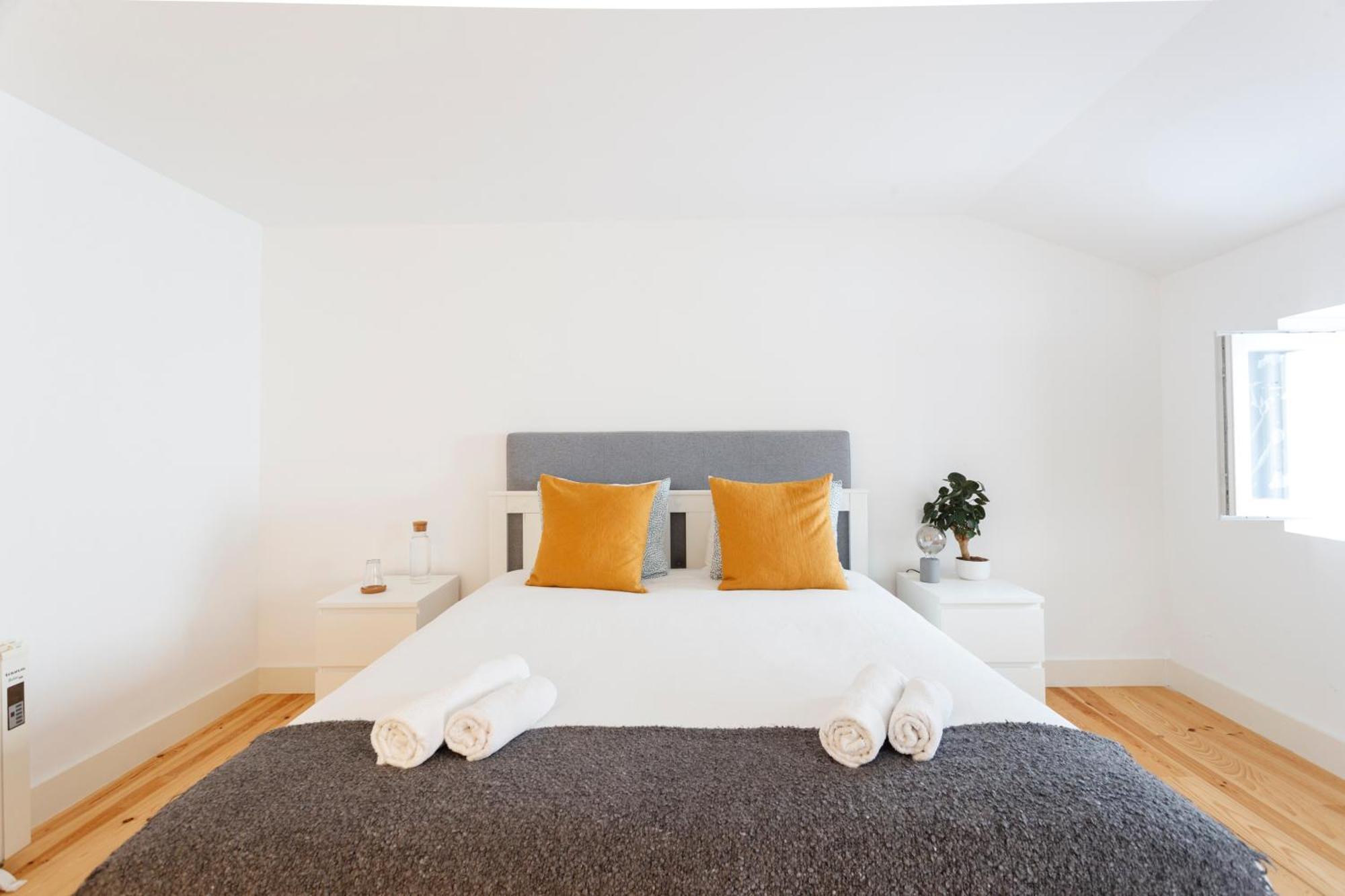 Suite In Cozy Apartment In Chiado In Shared House Lisbon Exterior photo
