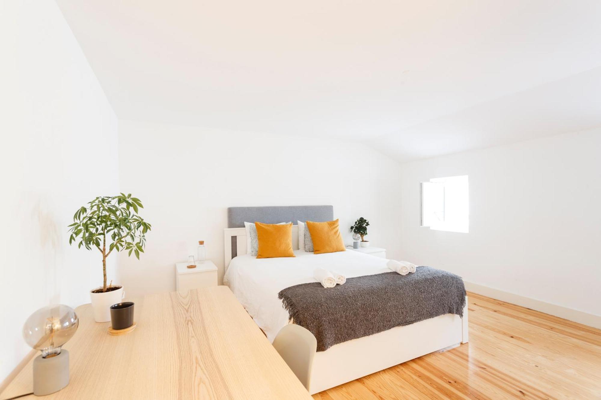 Suite In Cozy Apartment In Chiado In Shared House Lisbon Exterior photo