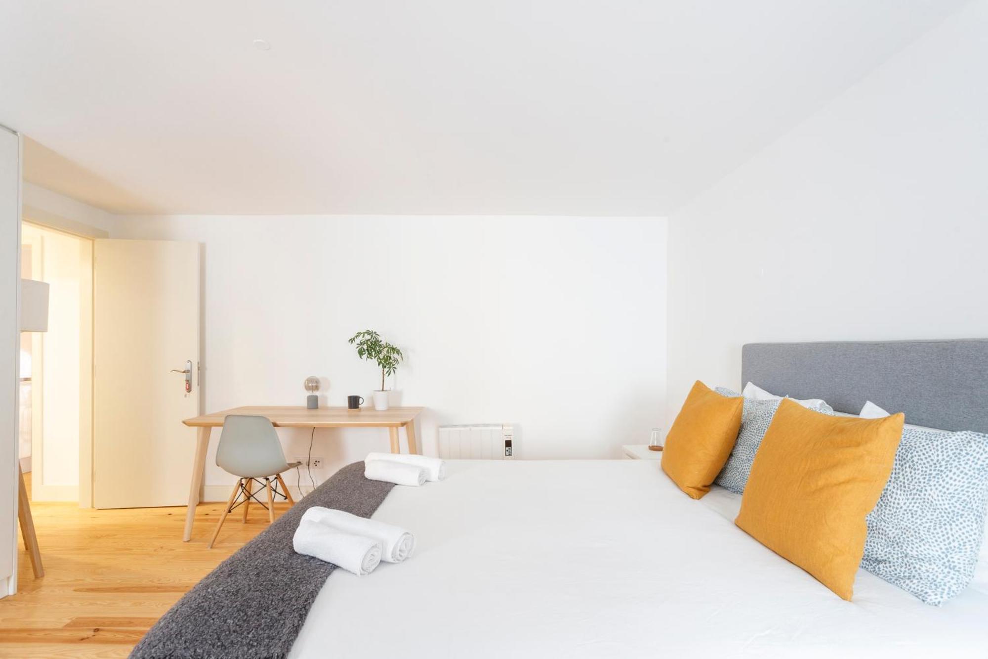 Suite In Cozy Apartment In Chiado In Shared House Lisbon Exterior photo